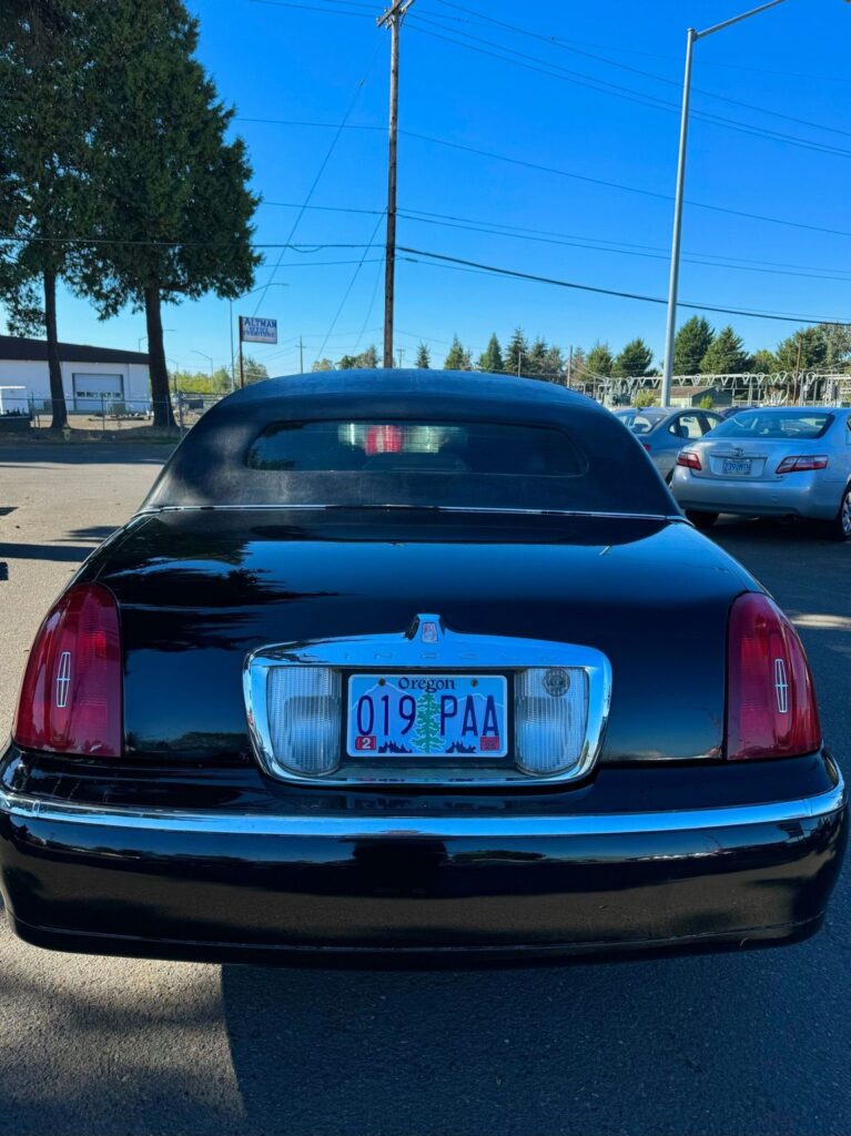 2001 Lincoln Town Car Limousine