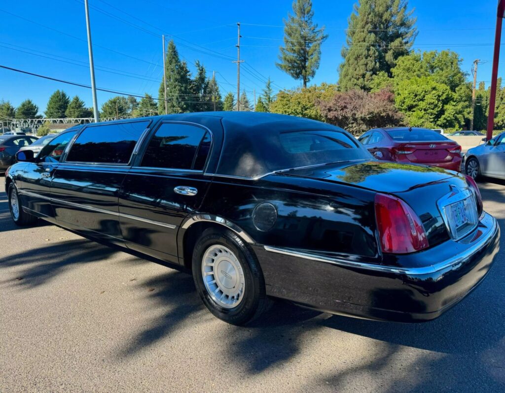 2001 Lincoln Town Car Limousine