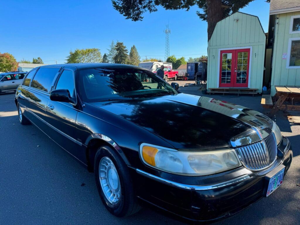 2001 Lincoln Town Car Limousine