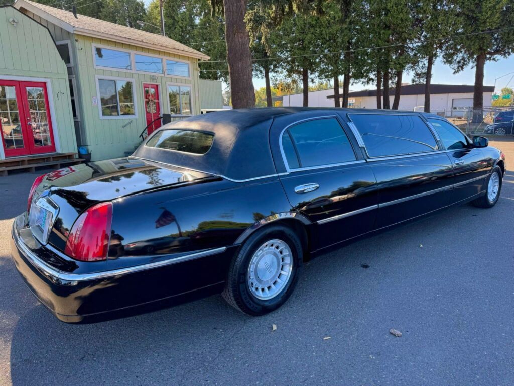 2001 Lincoln Town Car Limousine