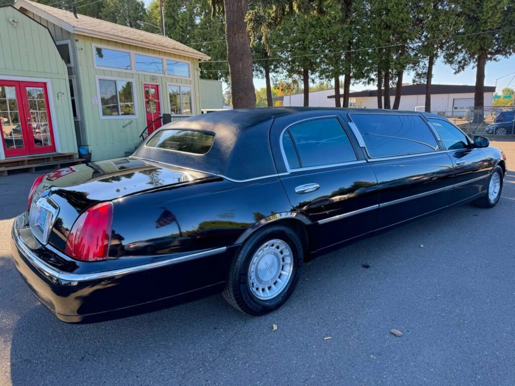 2001 Lincoln Town Car Limousine